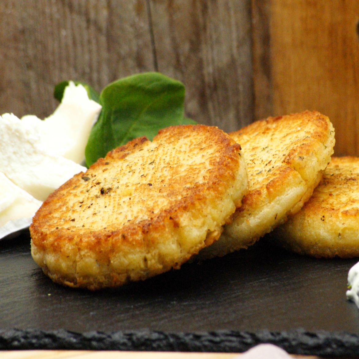 Kartoffel-Blini mit Ziegenkäse, angebraten – Seubert Feinkostmanufaktur