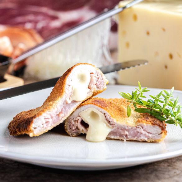 Paniertes Schweineschnitzel mit Schinken und Käse gefüllt