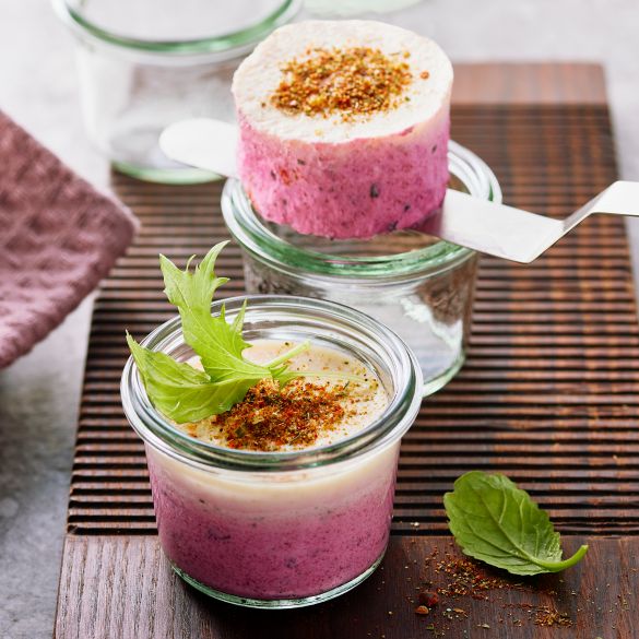 Rote Beetemousse mit Hummus-Joghurtspiegel
