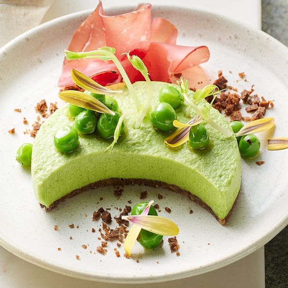 Erbsenmousse auf Pumpernickelboden