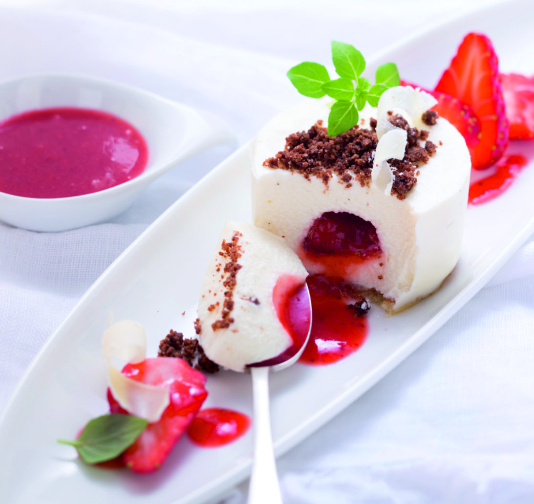 Panna Cotta-Törtchen mit Erdbeerkern