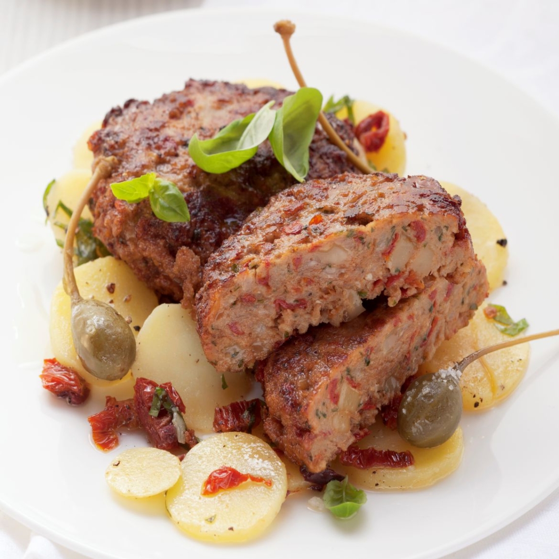 Saftige Kalbfleischpflanzerl mit Tomate und Mozzarella