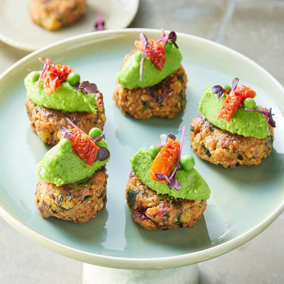 Quinoa-Bratling mit Trockenfrüchten, vegan, angebraten