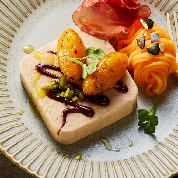 Quadrat von Rehmousse mit Kürbis-Chutney